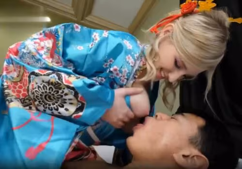 Được em gái da trắng tóc vàng thỏa mãn khi đi du lịch xa