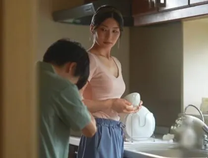 Nhờ chị gái dạy hôn, cậu em trai làm liều địt luôn chị gái