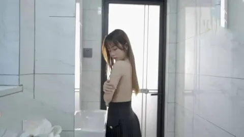 Cậu em trai dâm đãng trộm nhìn chị gái tắm khi bố mẹ vắng nhà